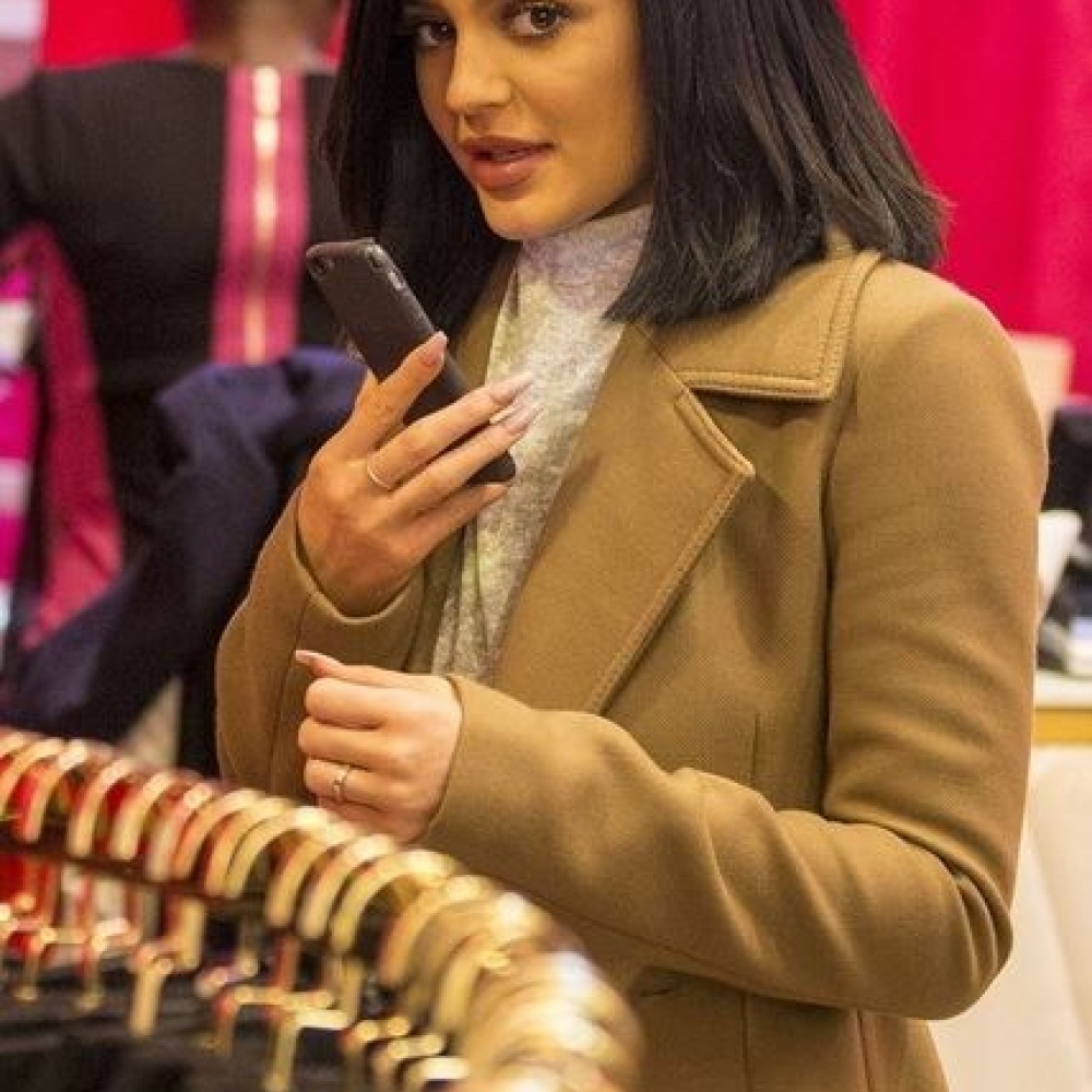 كيلي جينر في لندن .. يا ترى من تهاتف المليونيرة الصغيرة أثناء تسوقها؟