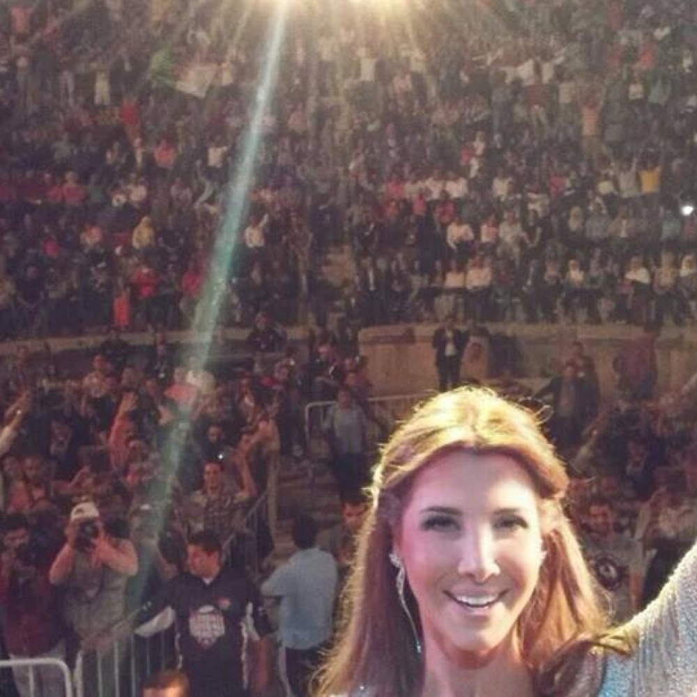 نانسي عجرم تلتقط صورة سيلفي مع جماهيرها في مهرجان جرش