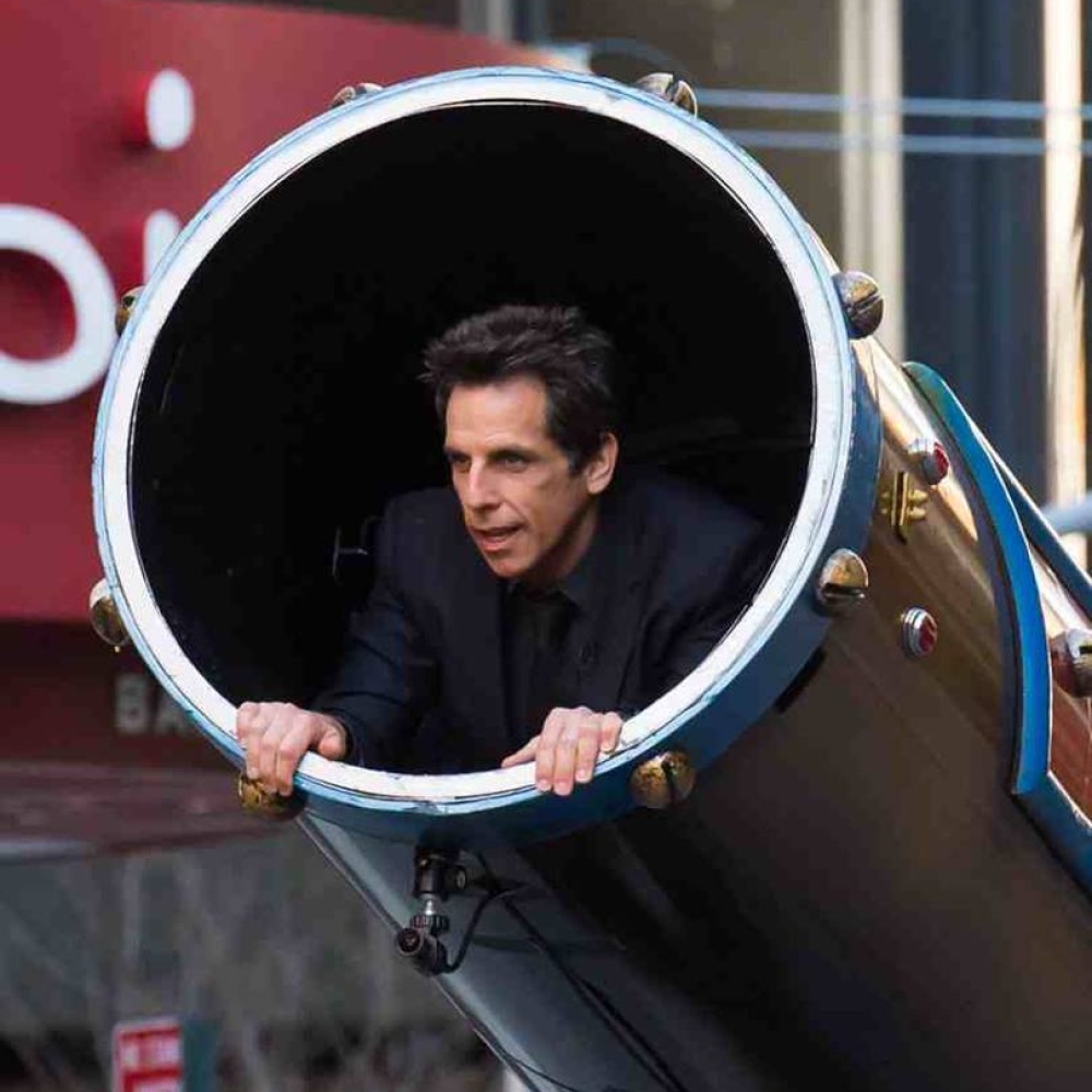 بن ستيللر يروج لفيلمه الجديد من فوهة مدفع