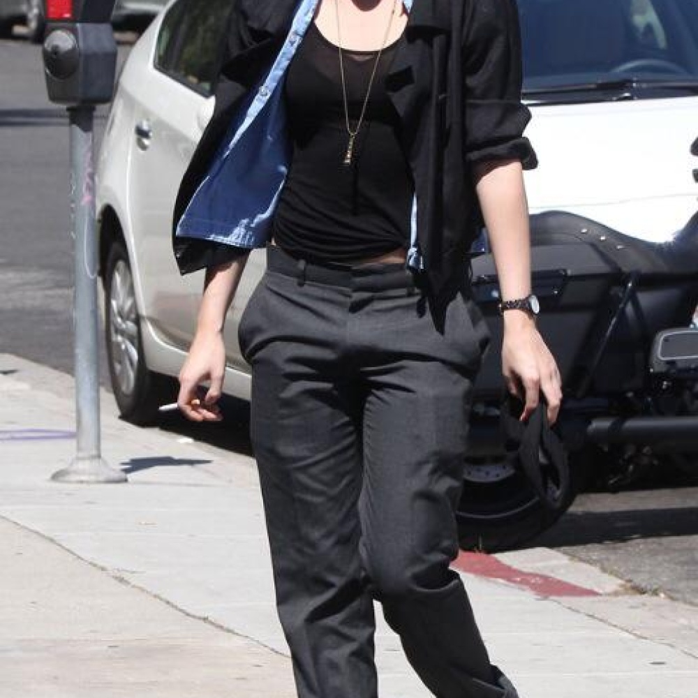 كريستين ستيوارت بإطلالة صبيانية متمردة في ويست هوليوود