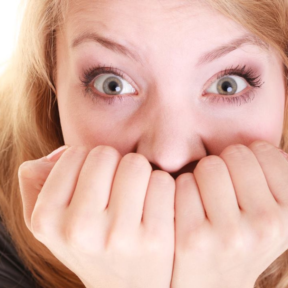 بالفيديو: طفل يشارك أبيه في تخويف أمه بخدعة قاتلة 