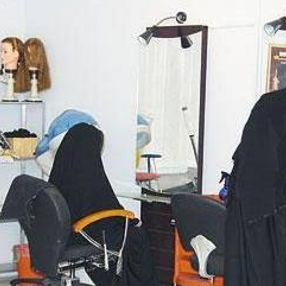 القبض على سيدتين إستخدمتا مواد تجميلية مجهولة في أبوظبي