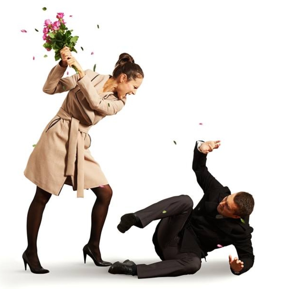 بالفيديو:  زوج يثير جنون زوجته بمقلب سخيف كاد أن يقتلها غيظاً 