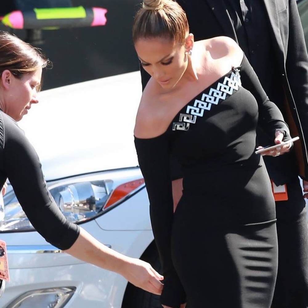 يبدو أن ضيق الفستان قد منع جنيفير لوبيز من المشي بطريقة سليمة .. ننصحك بتوسيعه في المرة القادمة يا J.LO .