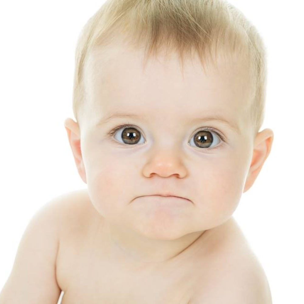 بالفيديو: شاهدوا ماذا فعل هذا الرضيع بعد رؤيته صورة أبيه المتوفى