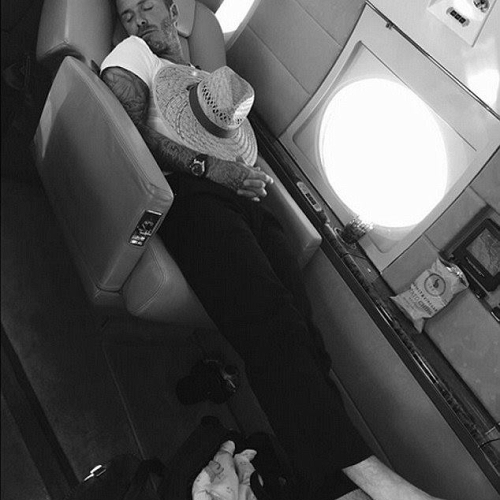 يبدو أن ديفيد بيكهام واجه يوما مُتعبا .. ليغفو كالطفل خلال رحلة بين لوس أنجلوس ولندن