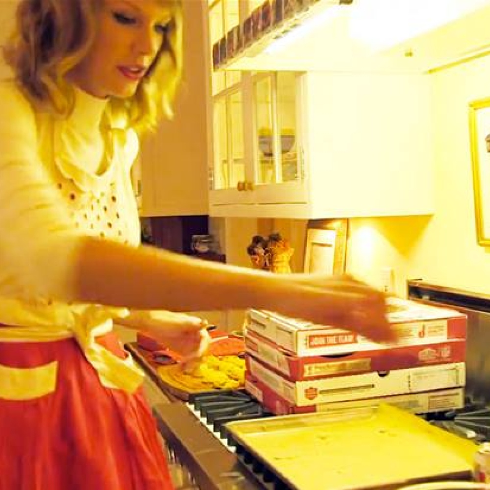 تايلور سويفت تعلم متابعيها كيفية عمل كوكيز مع رقائق الشوكولاتة 