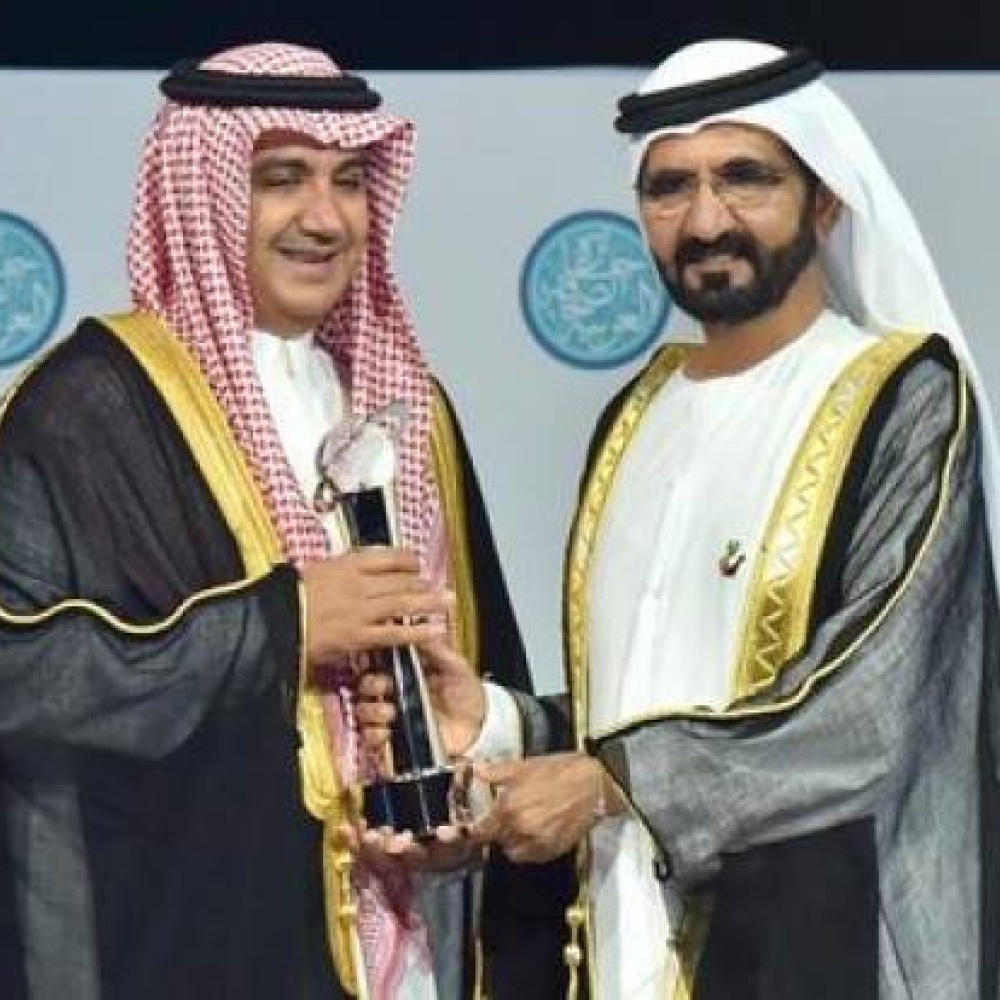 الشيخ محمد بن راشد يسلم الجائزة للشيخ وليد بن إبراهيم آل إبراهيم، رئيس مجلس إدارة «مجموعة إم بي سي