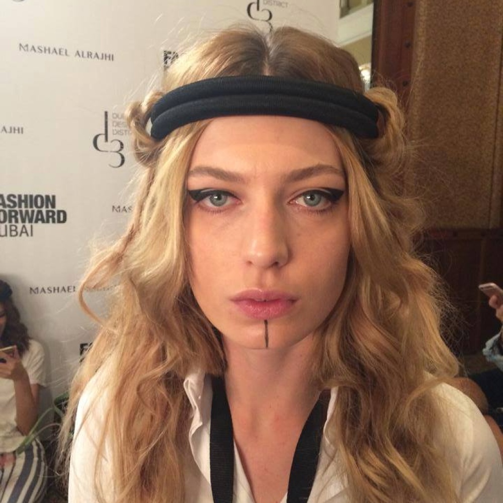 عارضة بستايل شعر مميز خلال عرض أزياء المصممة السعودية مشاعل الراجحي في فاشن فورفورد