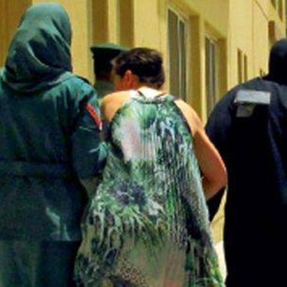 شرطة دبي تنقذ إمرأة قبل إنتحارها بالقفز من الطابق الثامن 