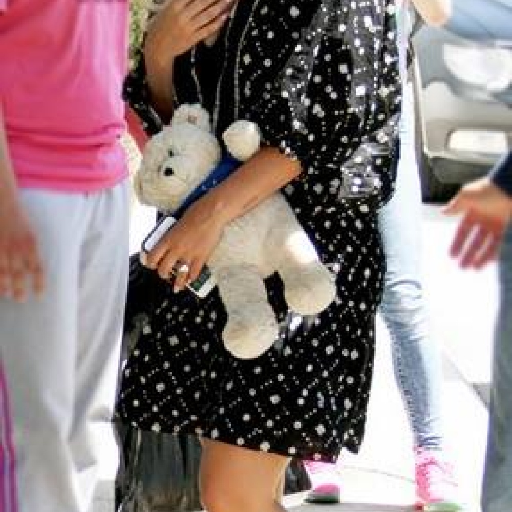 ليدي غاغا من المشاغبة في موسيقى البوب إلى الطفولة مع هذا الدبدوب!