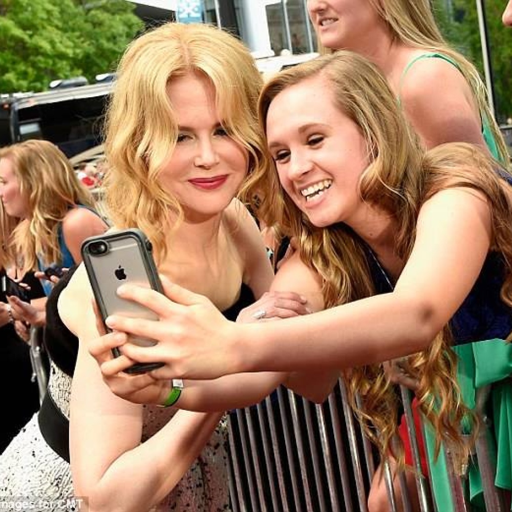 بكل بساطة نيكول كيدمان تلتقط صور السيلفي مع معجبيها خلال حفل CMT