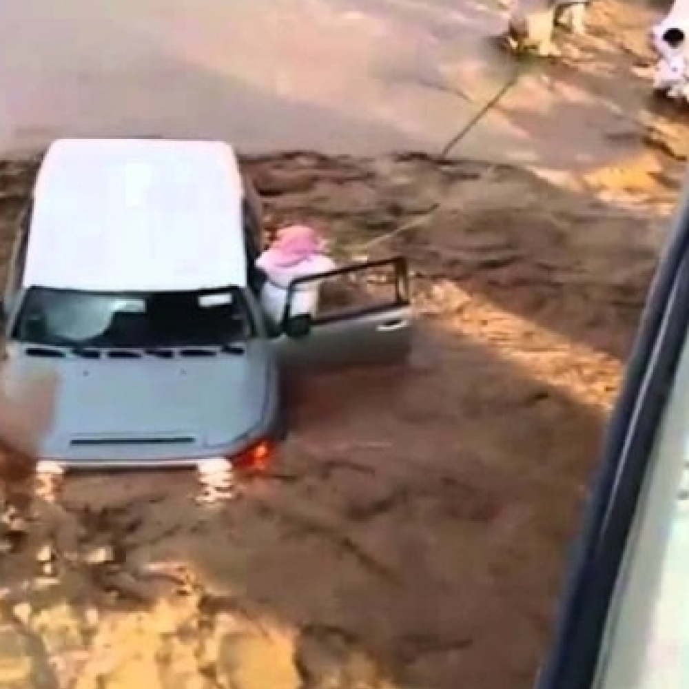 بالفيديو: سعوديون ينقذون سائقاً جرفه السيل