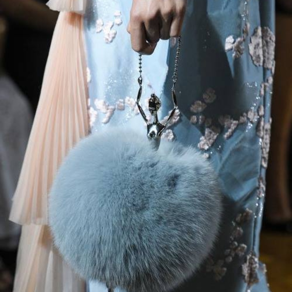 تصميم أنيق وأنثوي لحقيبة من Ulyana Sergeenko