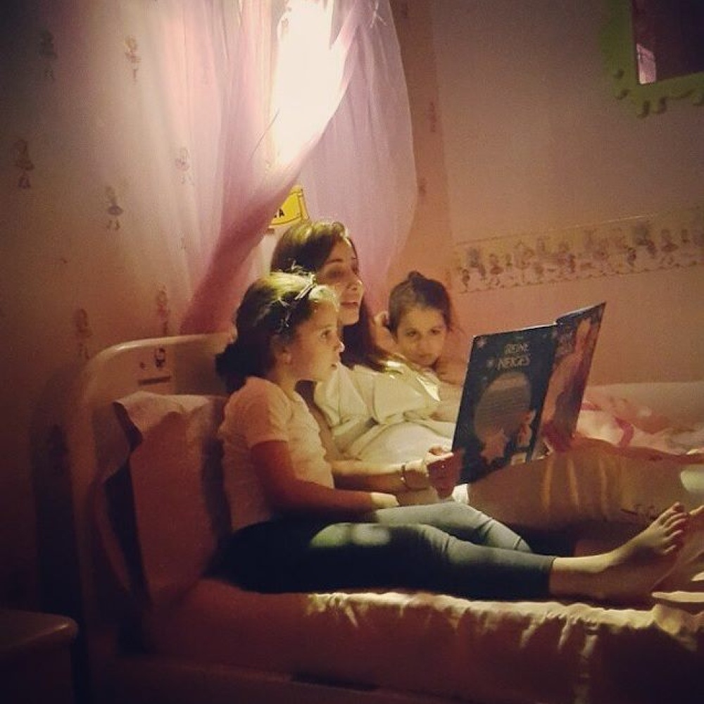 بعد عناء يوم طويل .. نانسي عجرم تقرأ لطفلتيها قصص ما قبل النوم