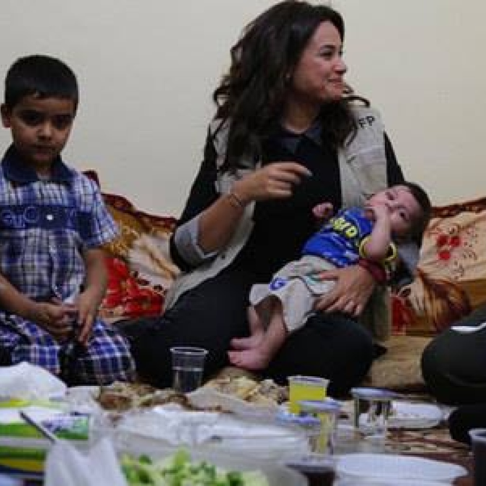 هند صبري تتناول وجبة الإفطار مع عدد من اللاجئين السوريين في الأردن