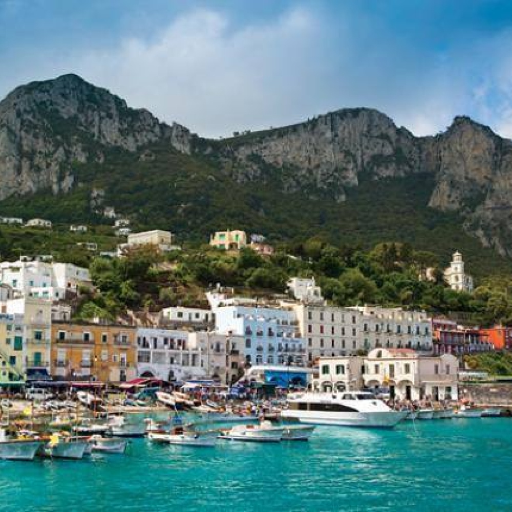 قاضية إيطالية تحظر حضور الجلسات بـ "الشبشب" و"الشورت