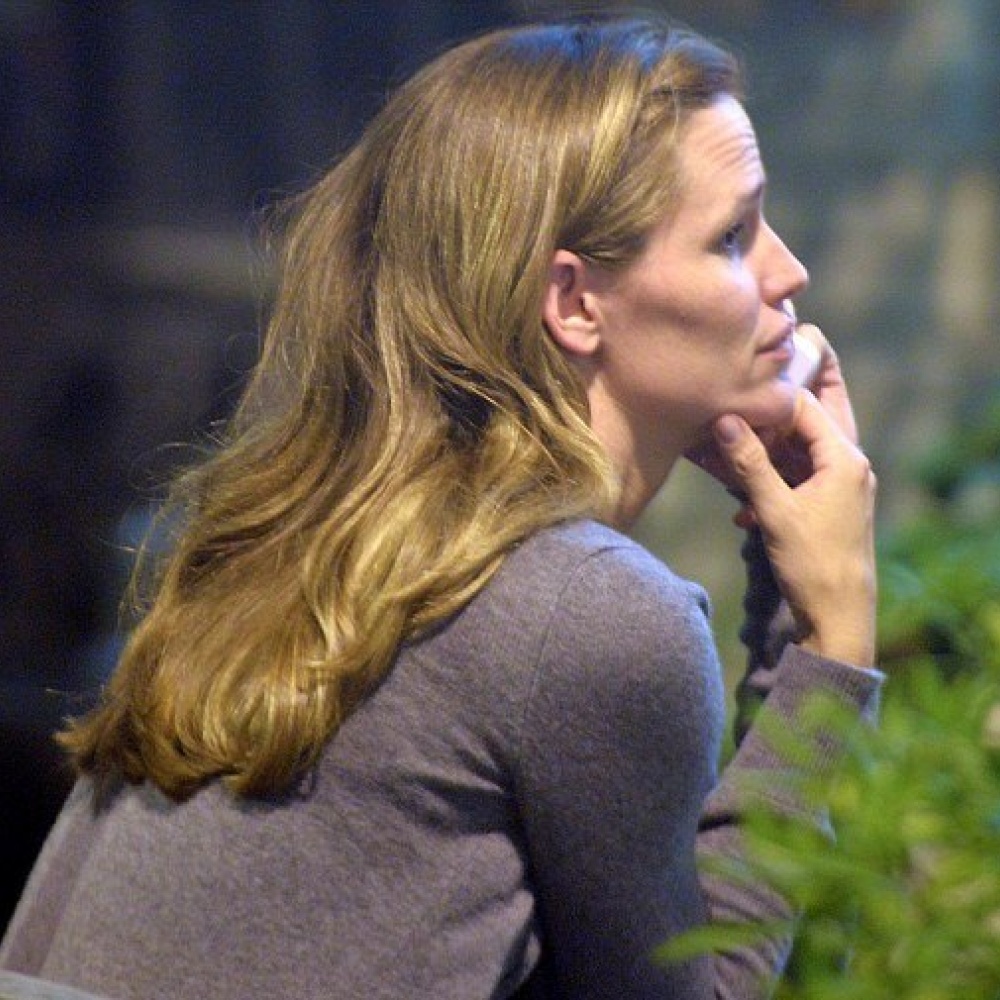 الحزن والقلق يبدوان على وجه جنيفير غارنر خلال اتصال هاتفي وذلك بعد انفصالها عن بن أفليك