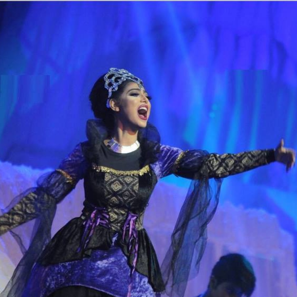 شيلاء سبت بكامل انفعالها بدور الملكة في مسرحية كان يا مكان في عيد الفطر