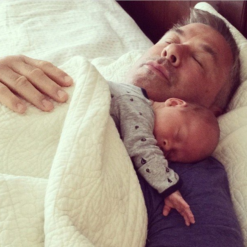 اليك بالدوين يستمتع بقيلولة برفقة ابنه رافاييل