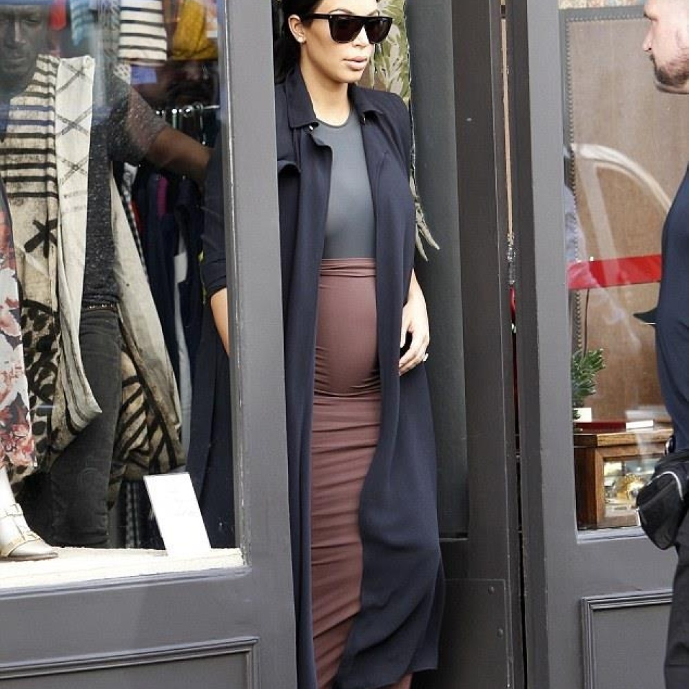 بوادر الحمل بدأت تظهر بوضوح على كيم كاردشيان وذلك خلال تسوقها بالأمس في باريس