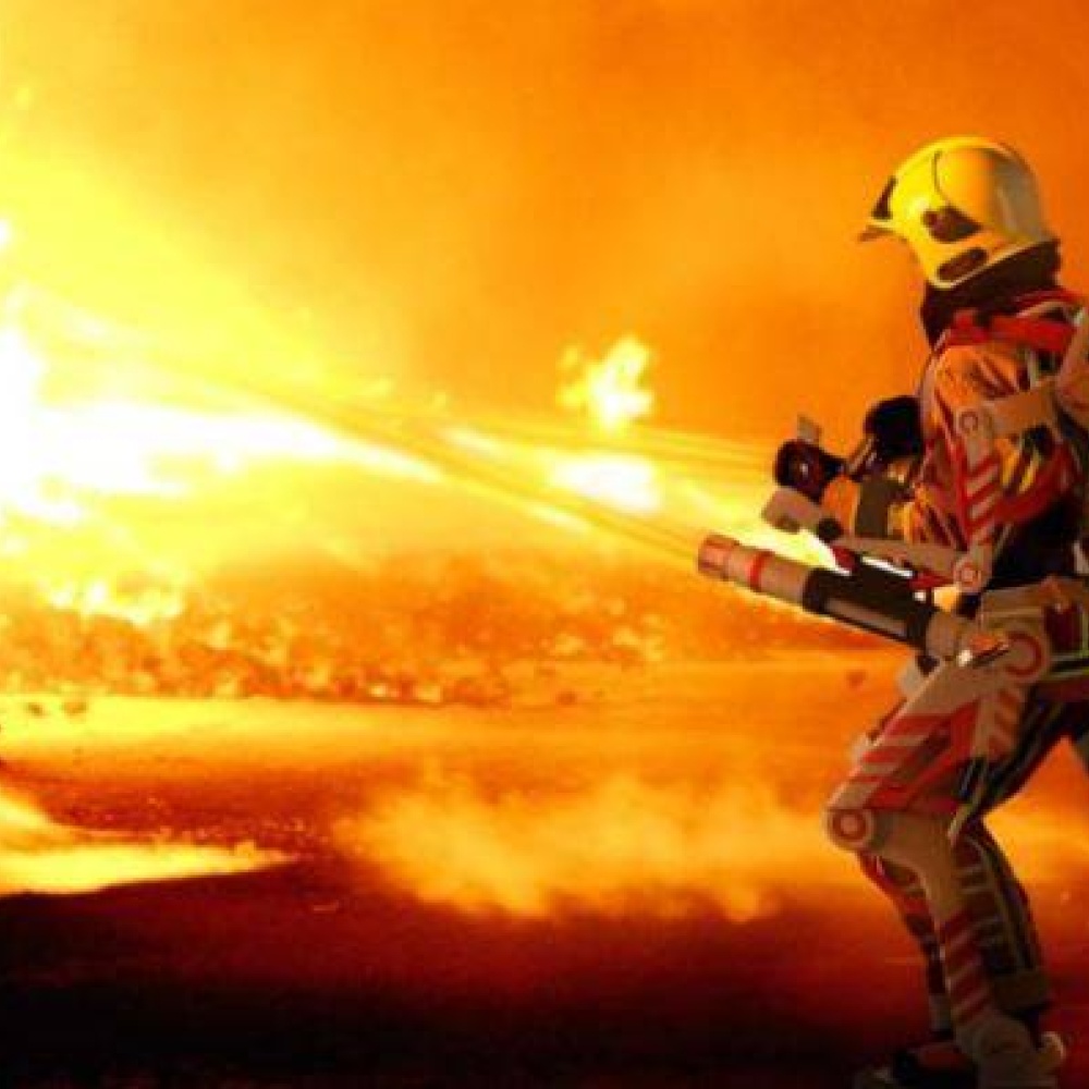 إنقاذ عائلة من الموت في حريق هائل بمنزلهم