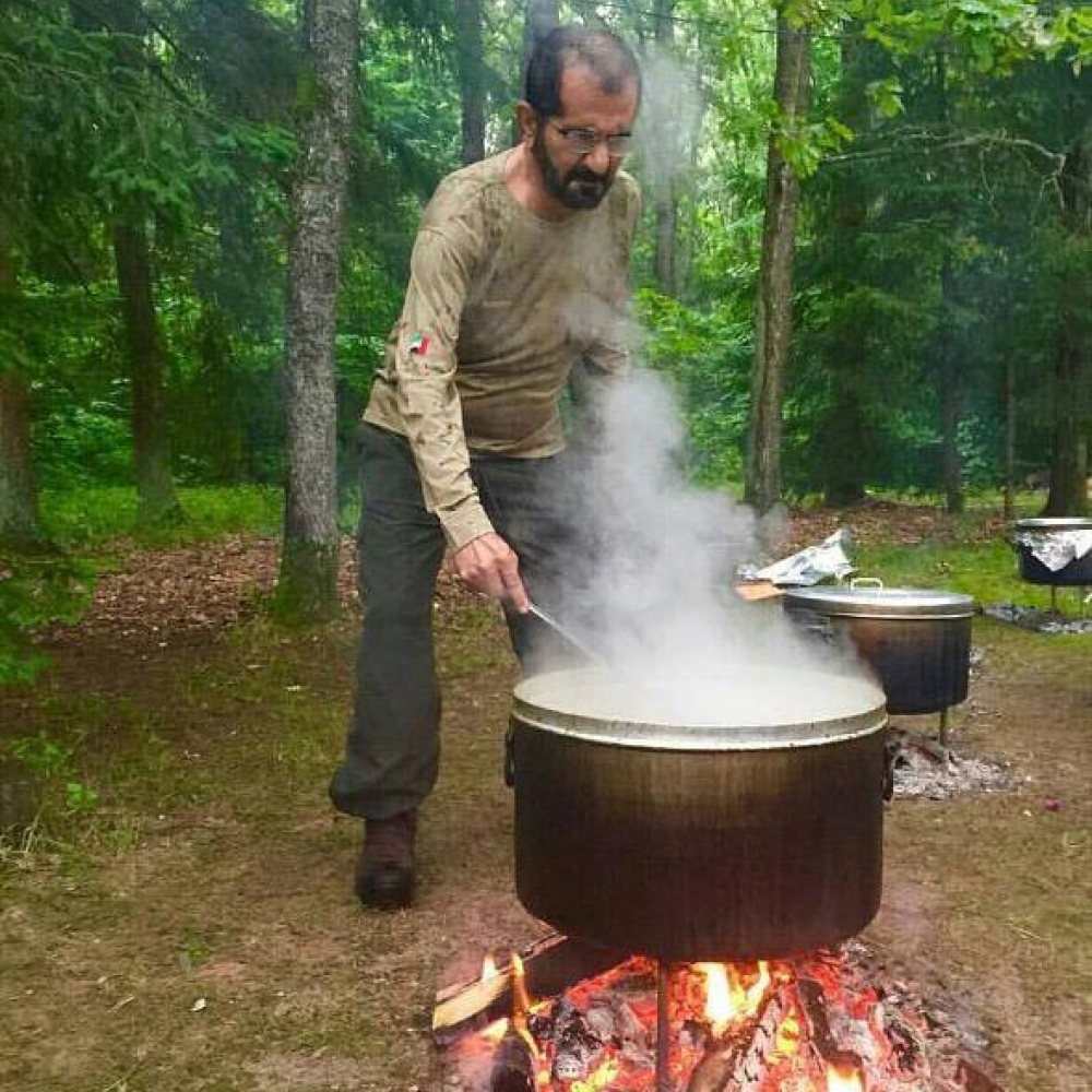 الشيخ محمد بن راشد آل مكتوم يعد طعام الغداء بنفسه خلال رحلة مع بعض الأصدقاء