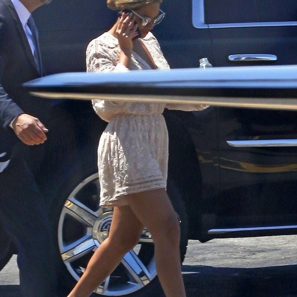 ما السر وراء ابتسامة بيونسيه قبل صعودها للطائرة الخاصة في نيويورك بالأمس؟