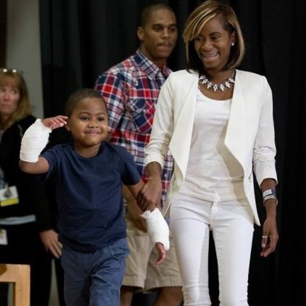 بالفيديو: نجاح أول عملية زرع يدين في العالم 