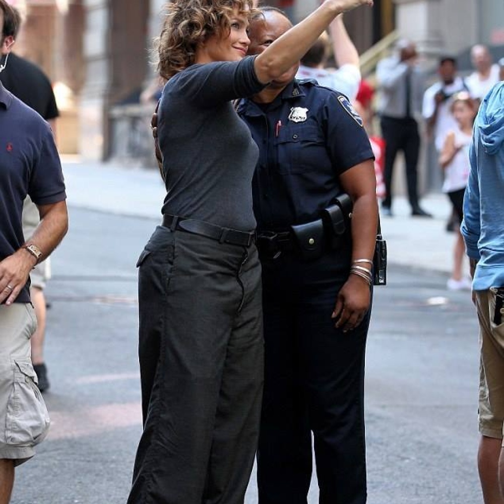 جينيفر لوبيز تلتقط صورة سيلفي مع أحد الشرطيات أثناء تصوير shades of blue