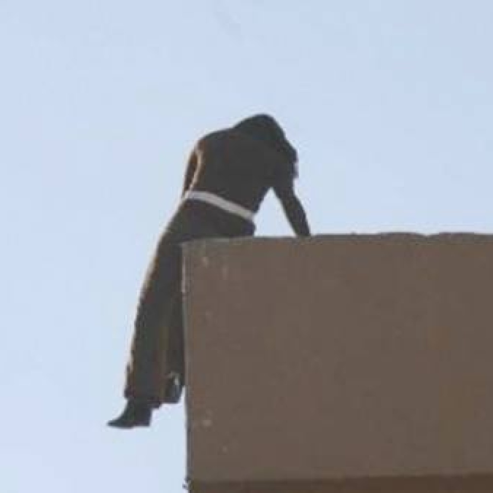 بالفيديو: إنقاذ فتاة حاولت الإنتحار 