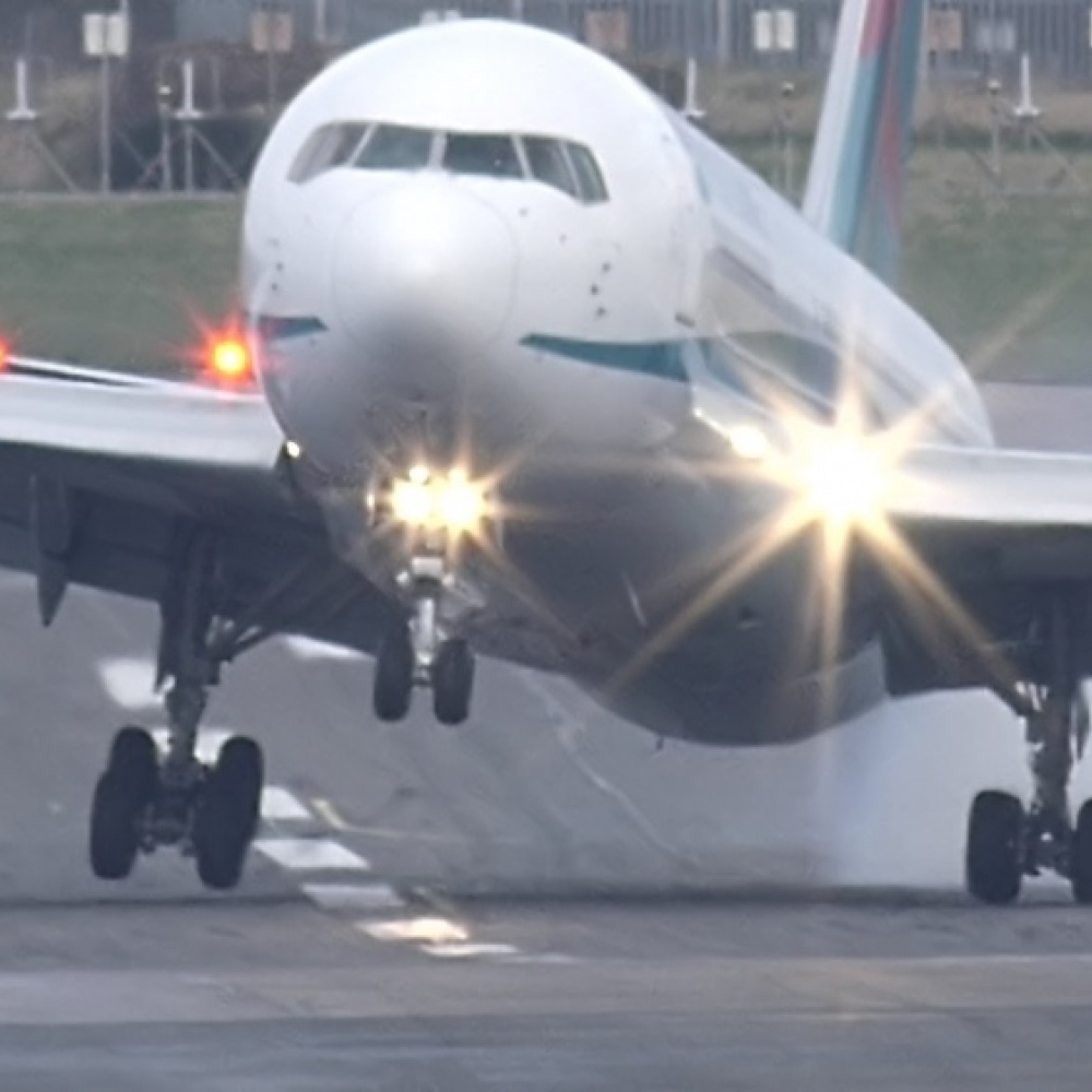 فيديو.. طائرة تهبط بدون عجلات