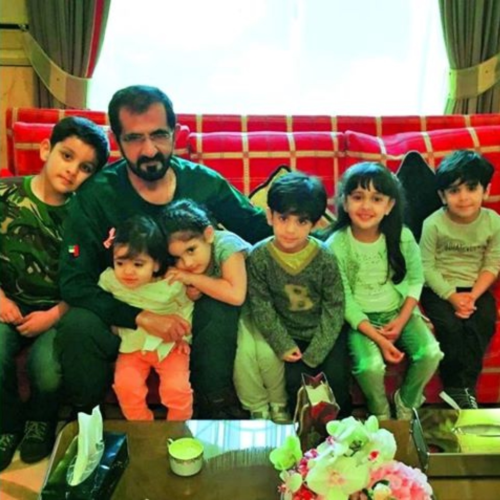 الشيخ محمد بن راشد يتوسط بعض أحفاده في جو عائلي بهيج