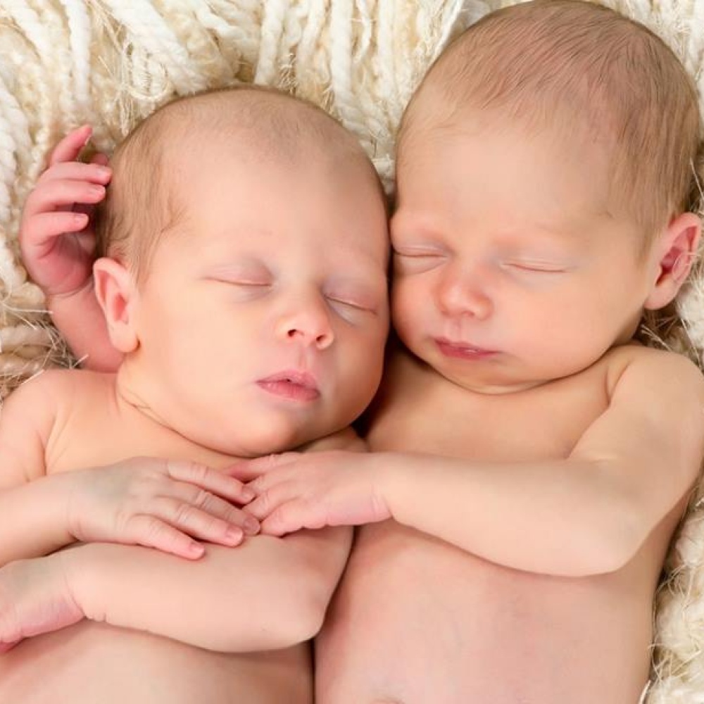 بالفيديو .. هكذا يتفاهم التوأم 