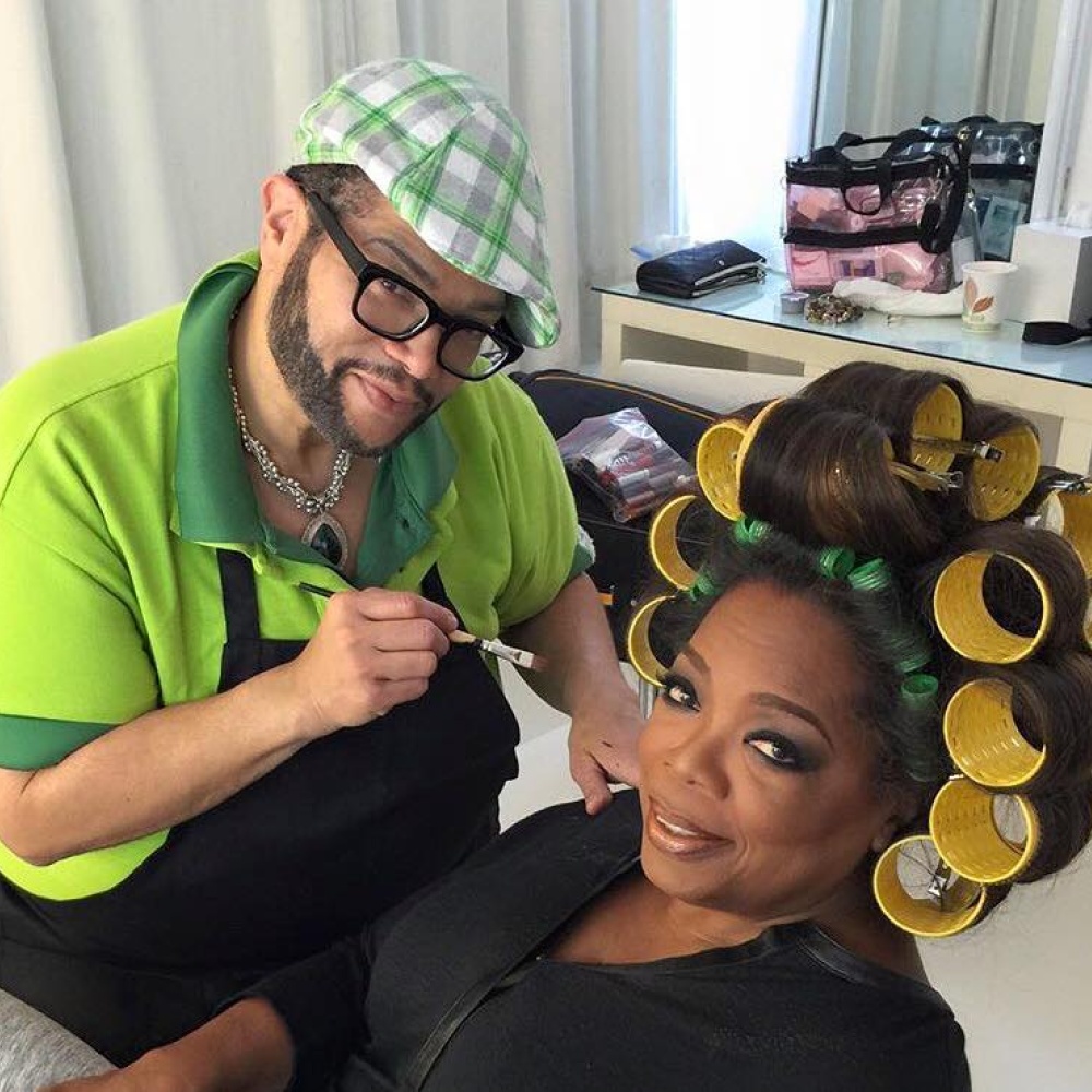 أوبرا وينفري تستعد لجلسة تصوير مهمة مستعينة بأكبر لفافات شعر على الإطلاق!