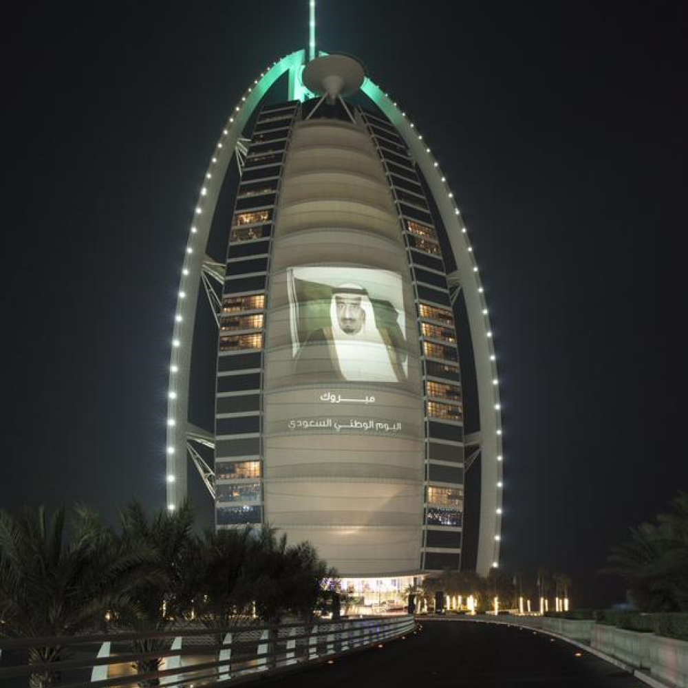 برج العرب يتزين بصورة الملك سلمان حفظه الله بمناسبة اليوم الوطني السعودي 
