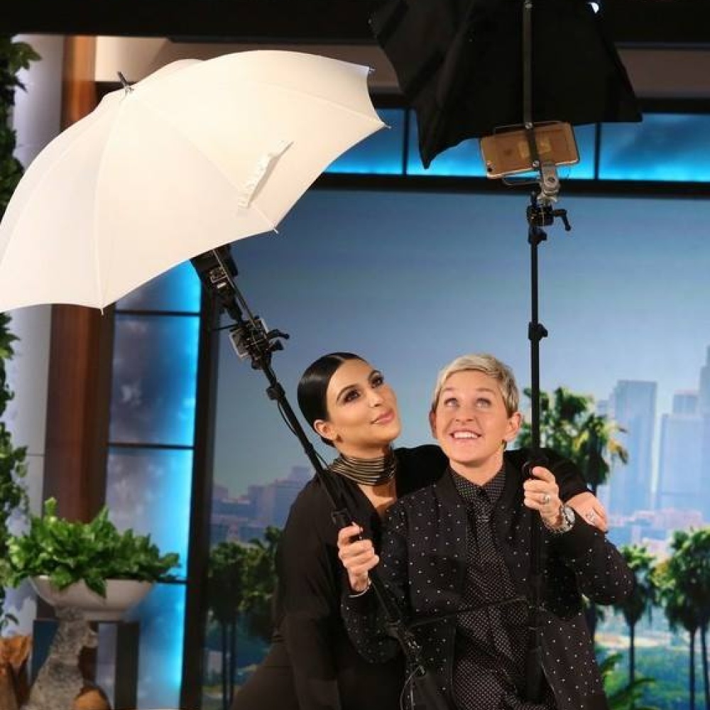 يبدو أن السيلفي مع كيم كاردشيان يكلف الكثير من المعدات كي يخرج بالشكل المطلوب !