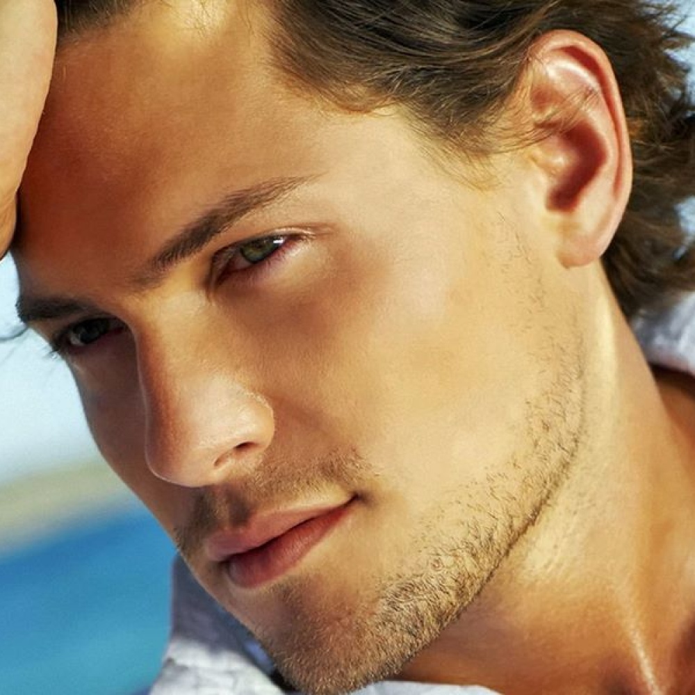 بالفيديو: شجار عنيف بين 200 فتاة بسبب شاب وسيم