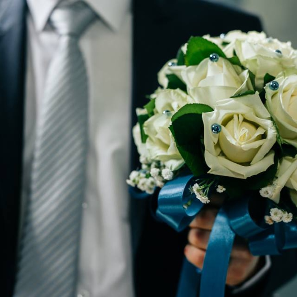 عريس يطالب سائقا بالتعويض 