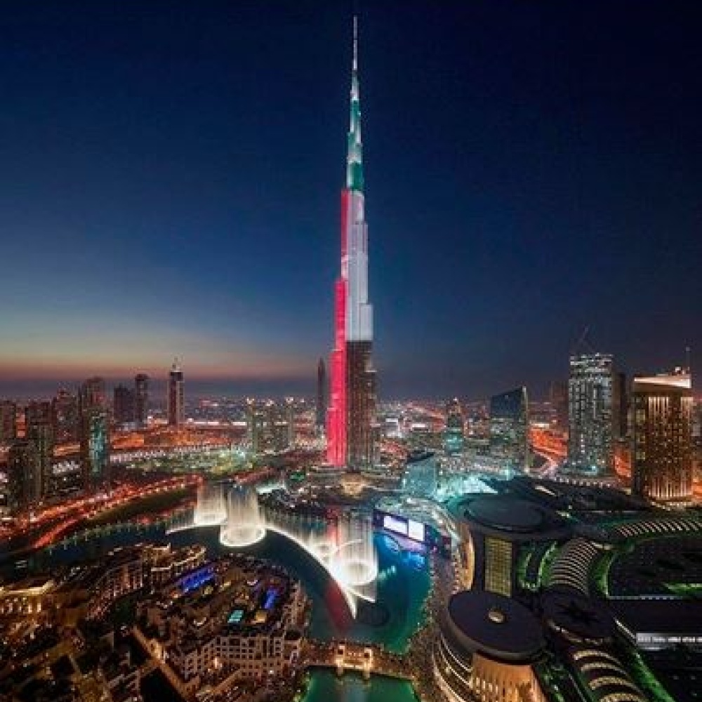 برج خليفة مزدان بألوان العلم احتفالا بيوم العلم الإماراتي