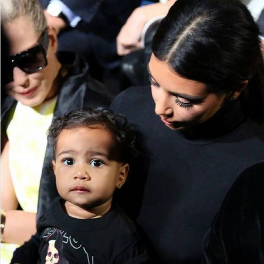 نورث ويست تحجز مقعدها بحضن والدتها في الصفوف الأولى لعروض الأزياء في باريس