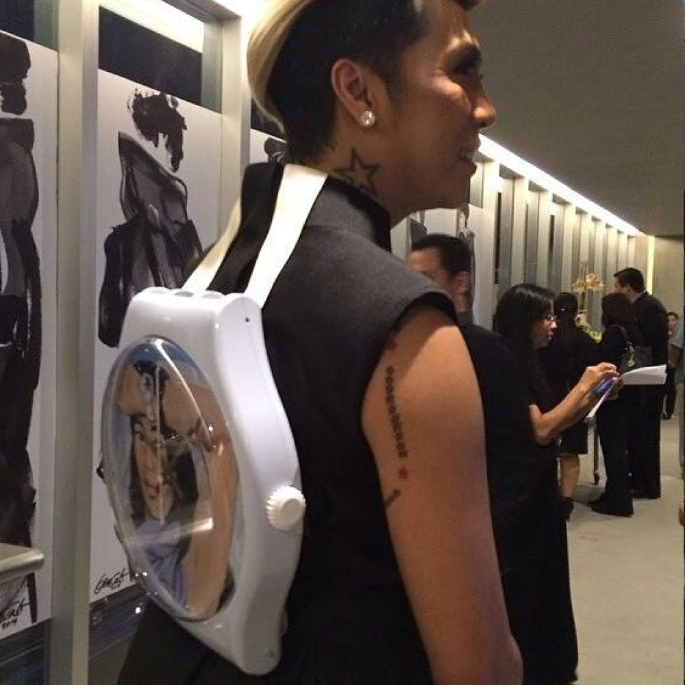 تقليعة جديدة للموضة من الفيليبين، لا نعرف إن كانت حقيبة أو إكسسواراً. لكن حاملها سيعرف الوقت دائماً !