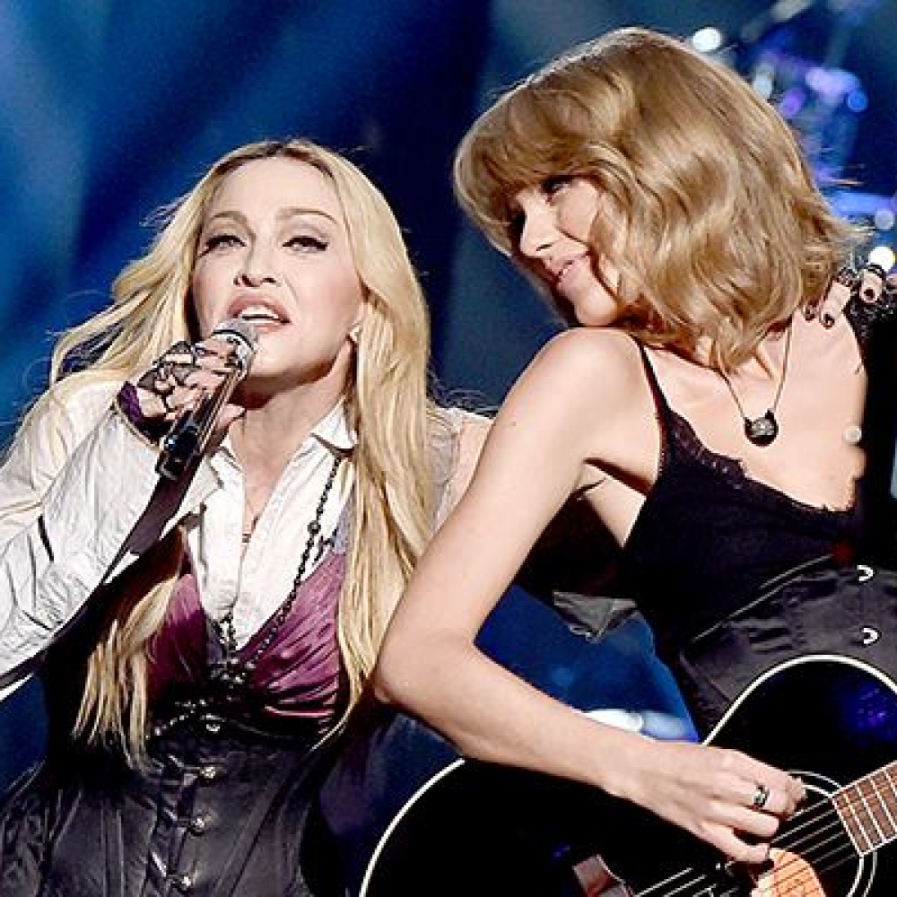 انسجام تام بين مادونا وتايلور سويفت في حفل جوائز أي هارت راديو