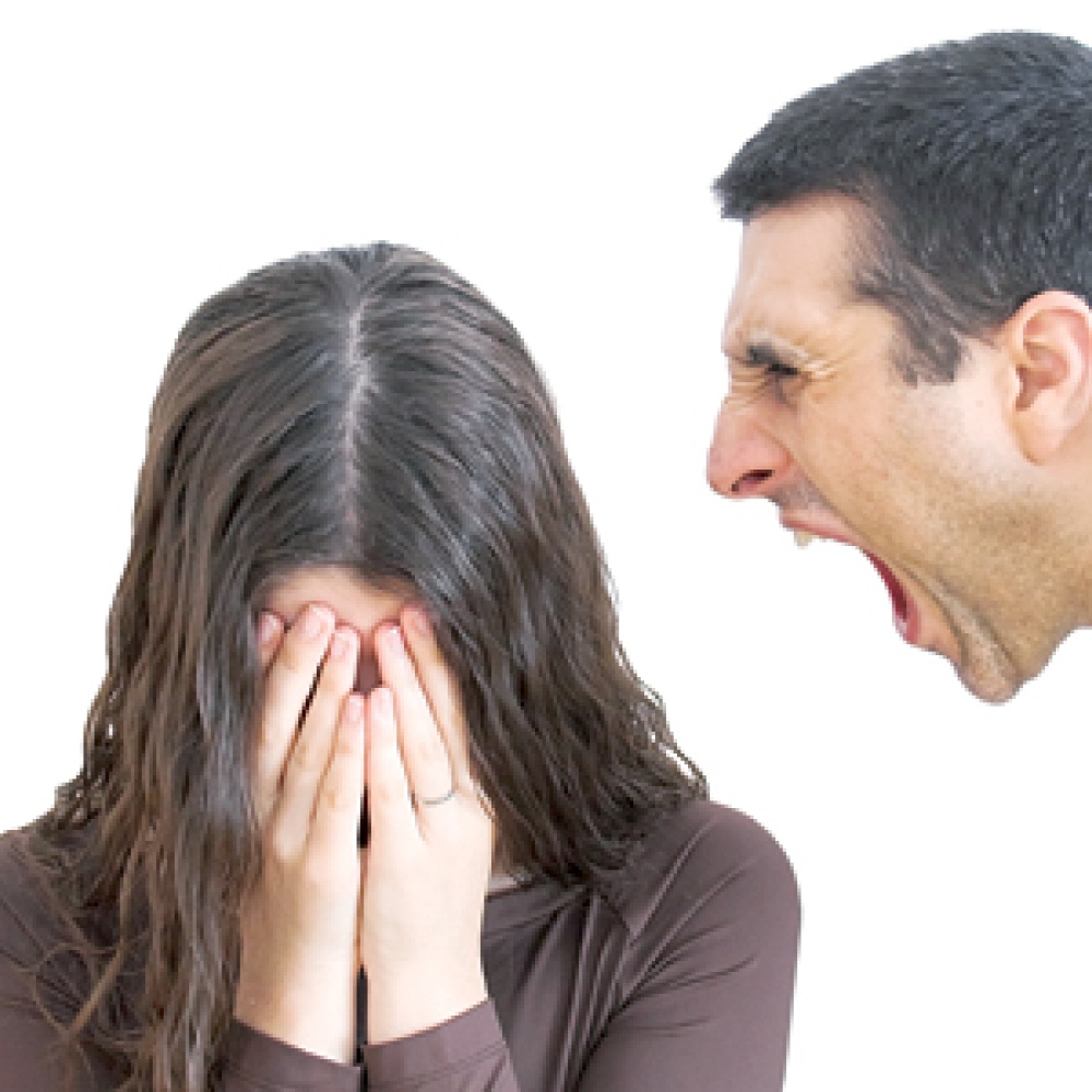 زوج يقطع الماء والكهرباء عن زوجته وابنتيه