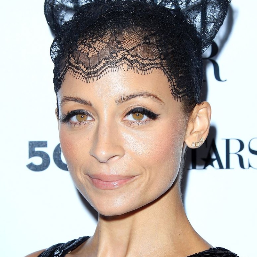 نيكول ريتشي في اطلالة غريبة في هوليوود الجمعة