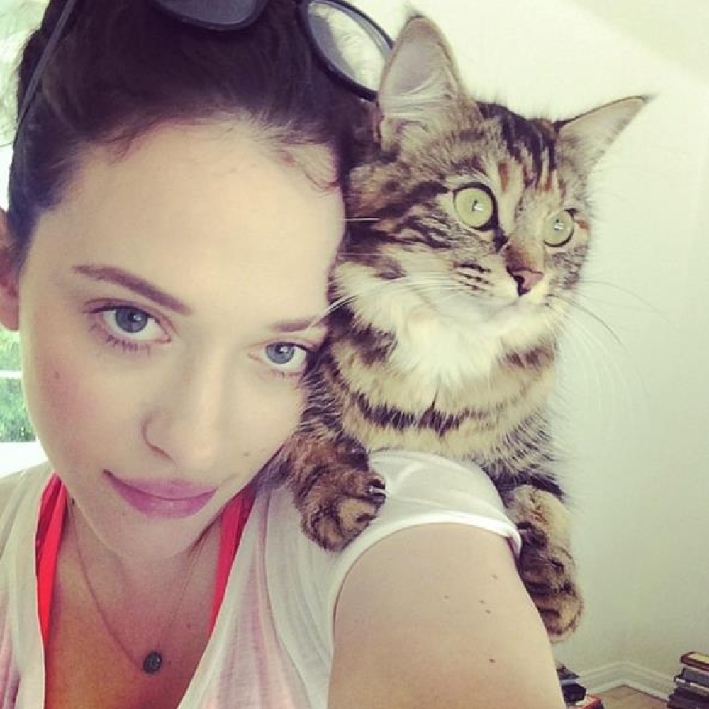 من الأجمل... Kat Dennings أم قطتها؟