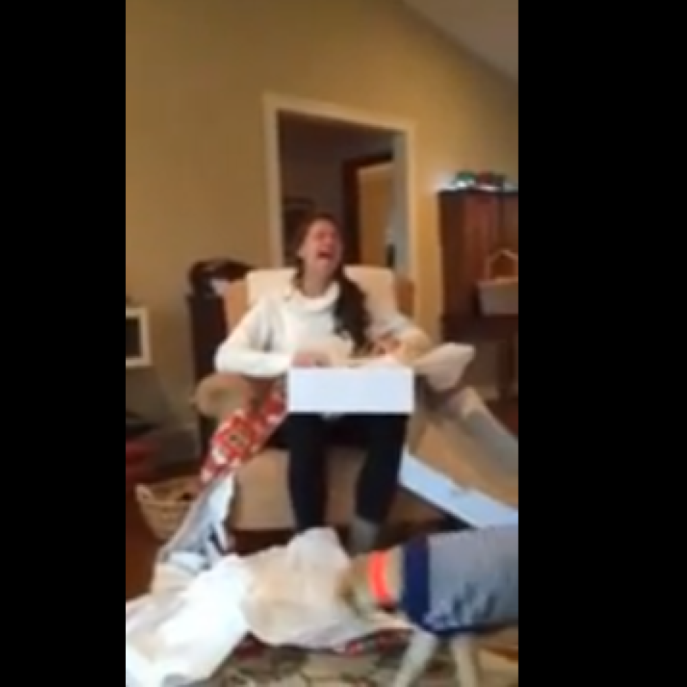 بالفيديو: سيدة تنفجر بالصراخ عند طلب يدها 