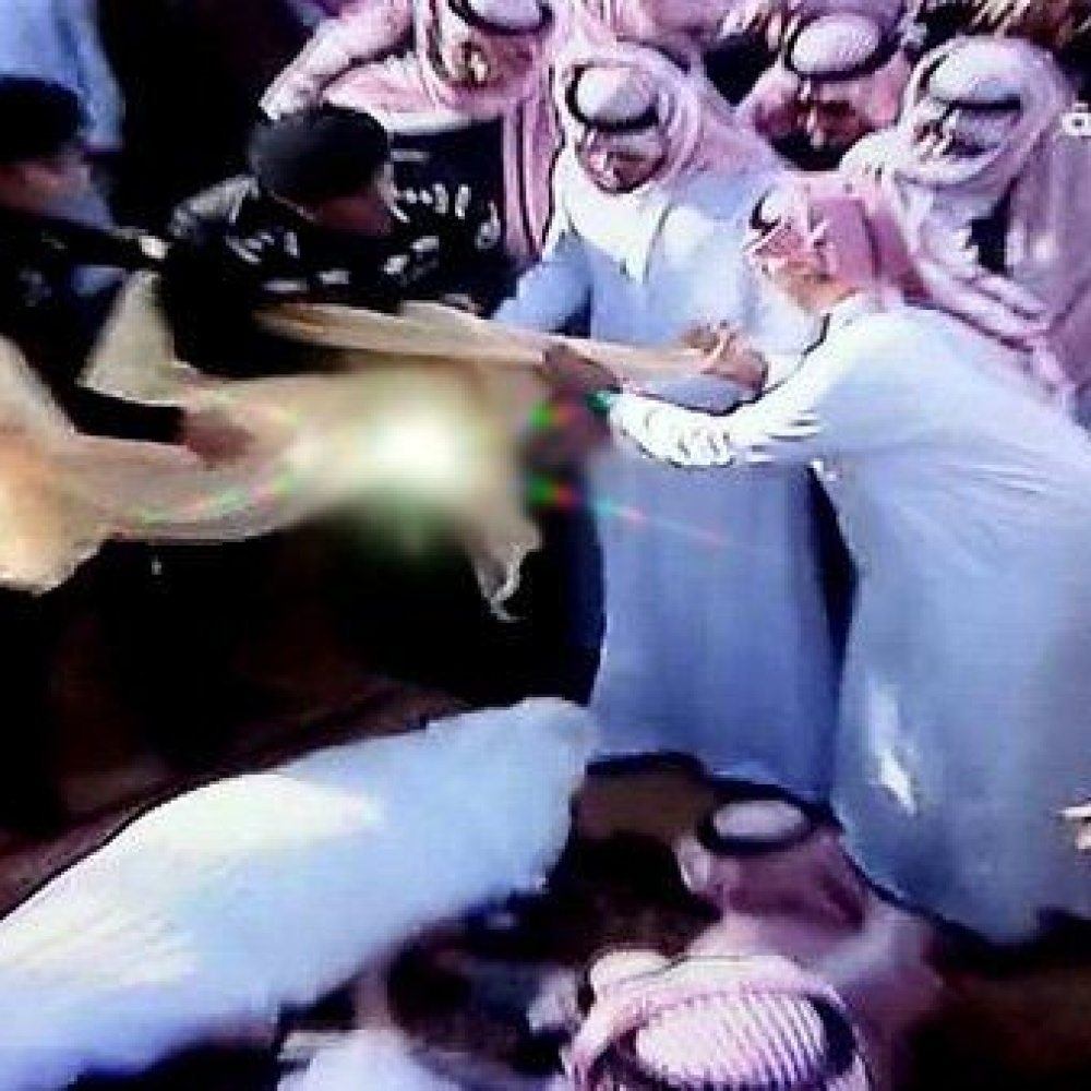 فيديو.. مقطع مؤثر للأمير متعب بعد دفن الملك عبد الله