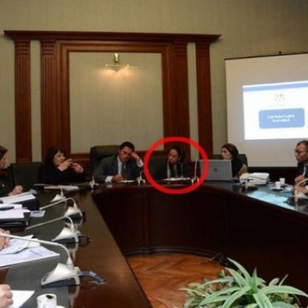 زوجة مسؤول ترافقه في كل مكان!