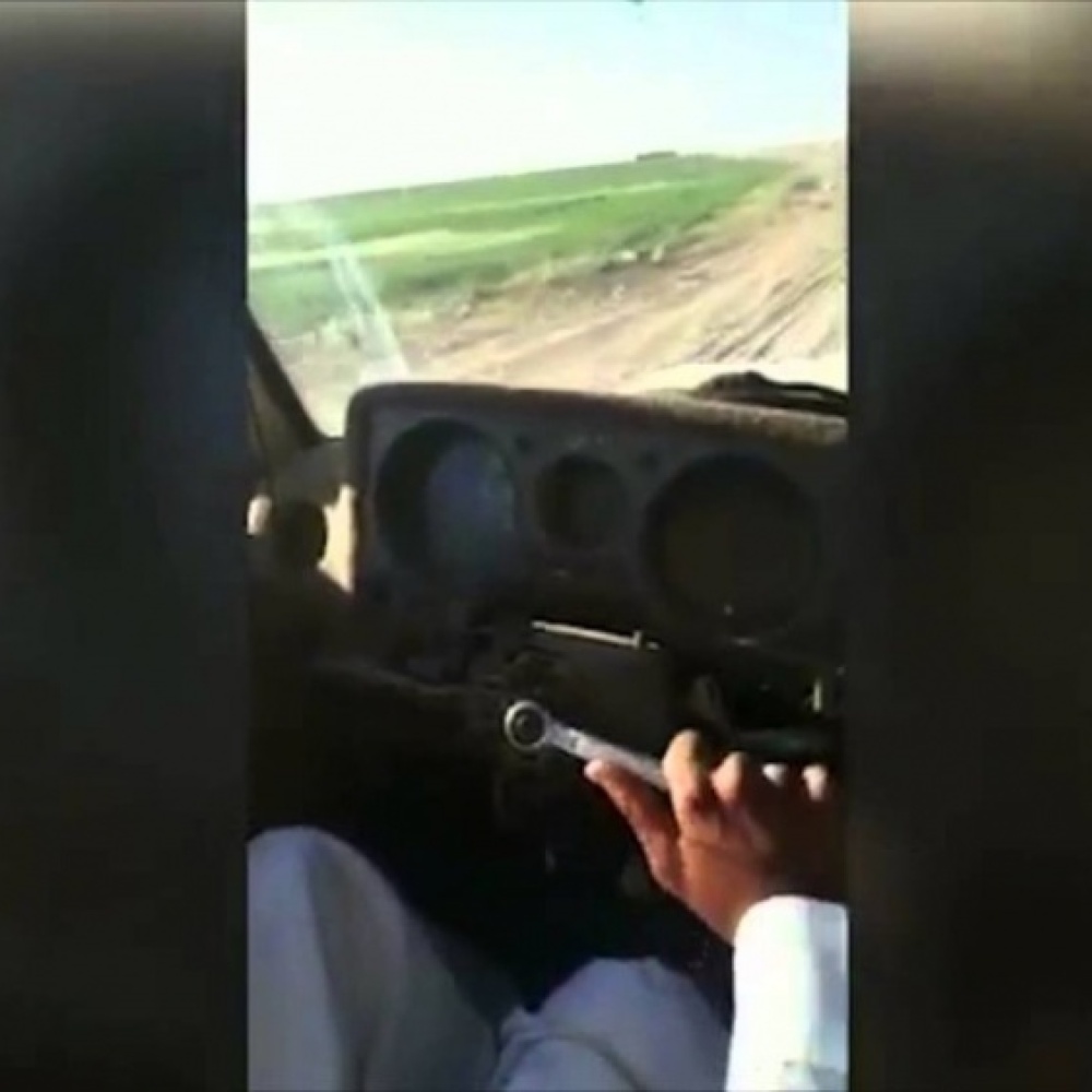 بالفيديو: سعودي يقود سيارته بدون مقود!